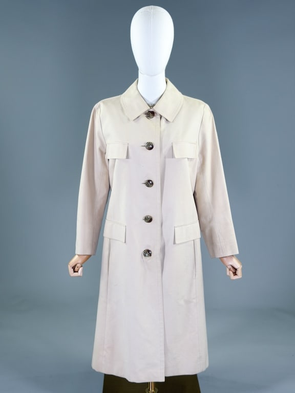 Vintage 1970s Aquascutum Trench Rain Coat Jacket: Vintage 1970s Aquascutum Trench Rain Coat Jacket having single breasted button front closure with four front pockets. Measuring 44 inch bust, 40 inch waist, 41 inches long, 22 inch sleeve length. Gene