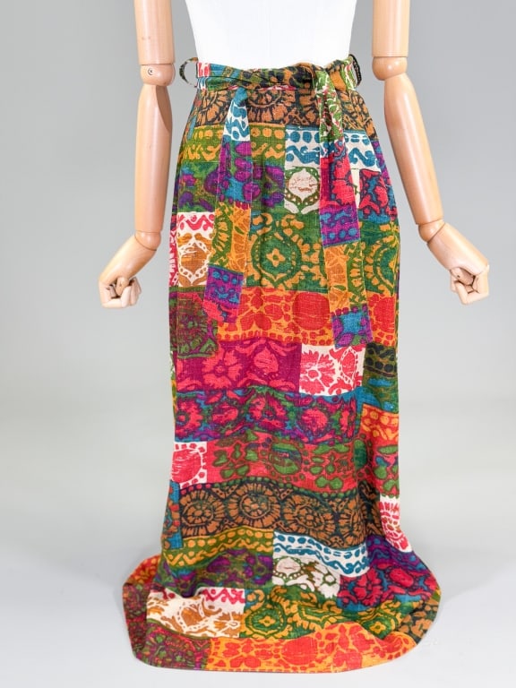 Vintage 1970s Linen Printed Hippy Maxi Skirt: Vintage 1970s Linen Printed Hippy Maxi Skirt having side zip closure and belt at waist. Measuring 25 inch waist, 40 inches long. General wear as shown throughout, broken zip at side. From the lifetime