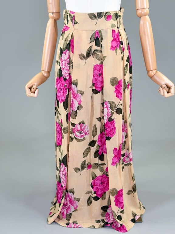 Vintage 1980s Italian Floral Print Skirt: Vintage 1980s Floral Print Skirt having back zip closure and pleated through waist line. Labeled Made in Italy, marked size 42. Measuring 26 inch waist, 35 inches long. From the lifetime collection, f