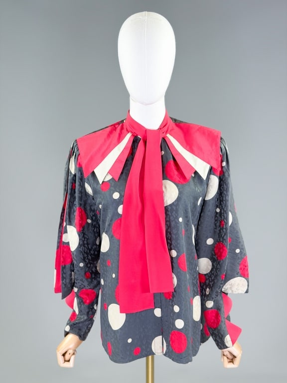 Vintage 1980s Silk Avant Garde Blouse Top: Vintage 1980s Silk Avant Garde Blouse Top having dramatic collar with pussy bow tie neck and button front closure. Marked size 10. Measuring 40 inch bust, 26 inches long, 24 inch sleeve length. From t