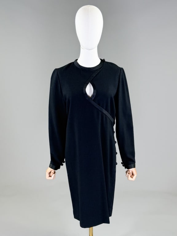 Vintage 1990s Bill Blass Wool Keyhole Shift Dress: Vintage 1990s Bill Blass Wool Keyhole Shift Dress having keyhole at bust with button detail down side seam and center back zip closure. Labeled Bill Blass. Measuring 38 inch bust, 34 inch waist, 37 in