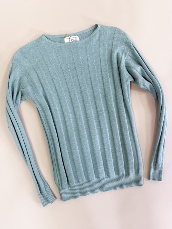Vintage N Peal Pringle Knit Cashmere Sweater Top: Vintage N Peal Pringle Knit Cashmere Sweater Top having rounded neckline with long sleeves and ribbed throughout. Labeled Styled by Pringle exclusively for N Peal - marked size 38. Measuring 32 - 44 i