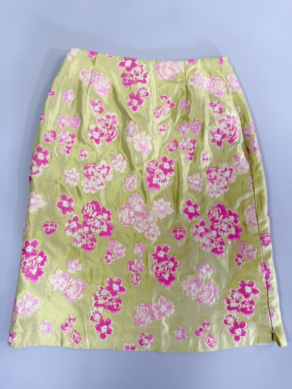 Vintage Agnona Floral Silk Pencil Midi Skirt: Vintage Agnona Floral Silk Pencil Midi Skirt having side zip closure, fully lined throughout. Labeled Agnona - marked size 38. Measuring 24 inch waist, 21 inches long. General wear throughout as shown