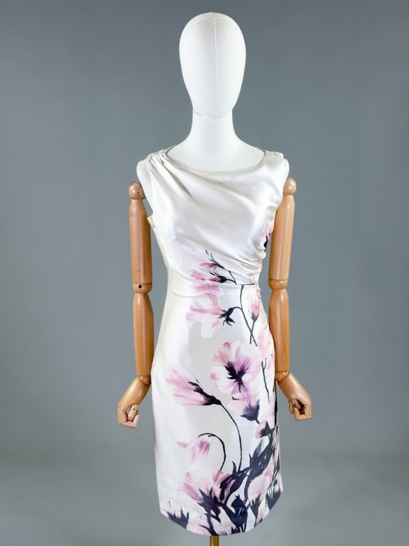 Vintage 2000s Valentino Floral Print Silk Dress: Vintage 2000s Valentino Floral Print Silk Dress having floral print throughout with side zip closure. Marked size 2. Measuring 34 inch bust, 26 inch waist, 39 inches long. From the lifetime collection