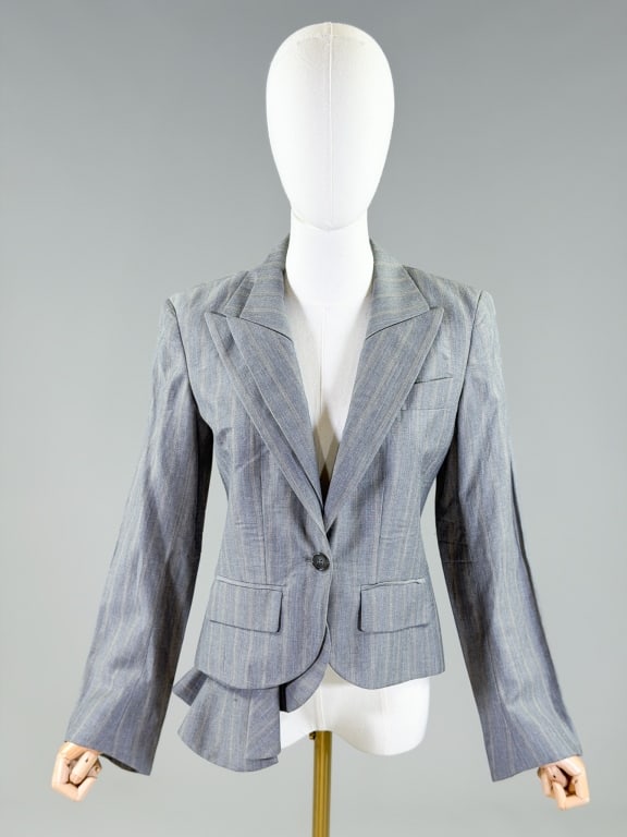 Vintage 2000s Yigal Azrouel Wool Blazer Jacket: Vintage 2000s Yigal Azrouel Wool Blazer Jacket closing at center front with button. Marked size 4. Measuring 36 inch bust, 32 inch waist, 21 inches long, 25 inch sleeve length. General wear as shown t