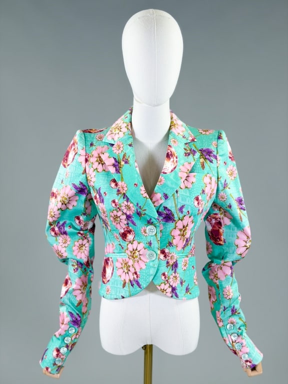 Vintage 2000s Emanuel Ungaro Floral Blazer Jacket: Vintage 2000s Emanuel Ungaro Floral Blazer Jacket having button front closure with front pockets. Measuring 36 inch bust, 19 inches long, 29 inch sleeve length. From the lifetime collection, fashion a