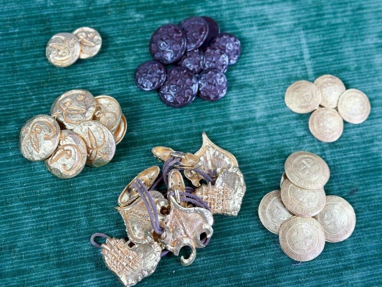 Vintage Christian Lacroix Gold Tone Buttons Sets (1 of 7)
