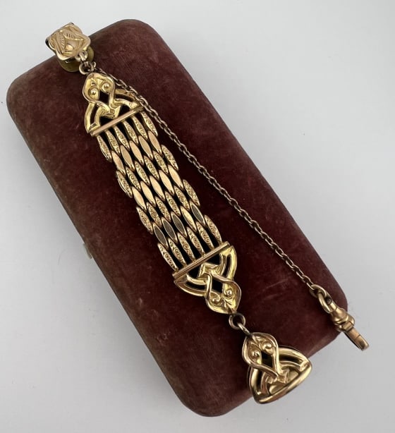 Antique Gold Filled Watch Chain Ribbon w Dog Clip: Antique Gold Filled Watch Chain Ribbon w Dog Clip. Hallmarked for gold filled. Measures 5.5 inches in length. Art Nouveau in design / style. Comes with a fob pendant. From the lifetime collection,