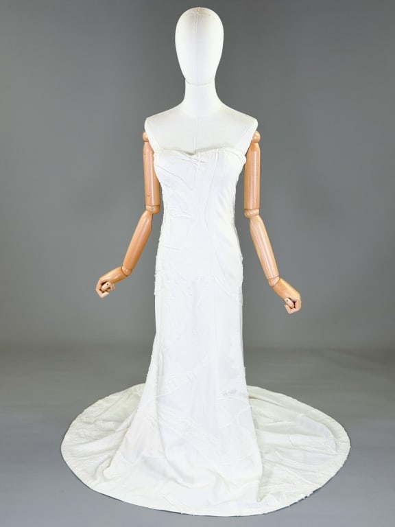 Vintage 2005 Ralph Lauren Floral Strapless Gown: Vintage 2005 Ralph Lauren Floral Strapless Gown having floral tapestry design throughout with side zip closure. Ralph Lauren Black Label. Marked size 4. Measuring 34 inch bust, 26-28 inch waist, 52 in