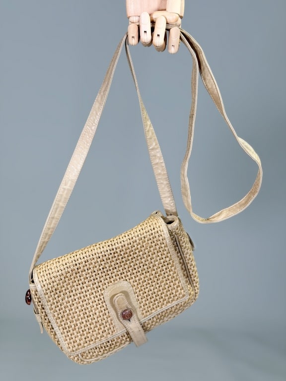 Vintage 1980s Bottega Veneta Woven Straw Bag Purse: Vintage 1980s Bottega Veneta Woven Straw Bag Purse having wood button closure at front with cross body strap. Measuring approximately 7 inches high by 8 inches wide by 3 inches deep. From the lifetime