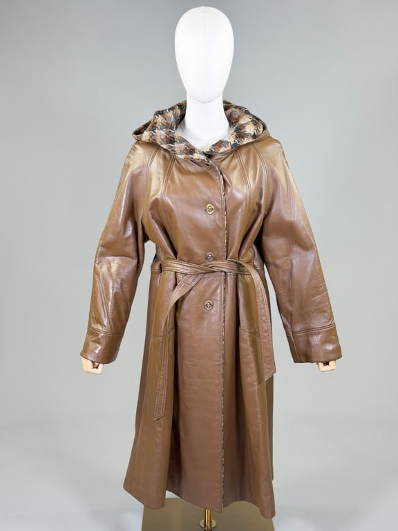 Vintage 1970s Bonnie Cashin Attributed Coat: Vintage 1970s Bonnie Cashin Attributed Leather Coat having toggle closure at front. Lined in tweed fabric with belt at waist. Measuring 44 inch bust, 42 inches long, 24 inch sleeve length. General wea