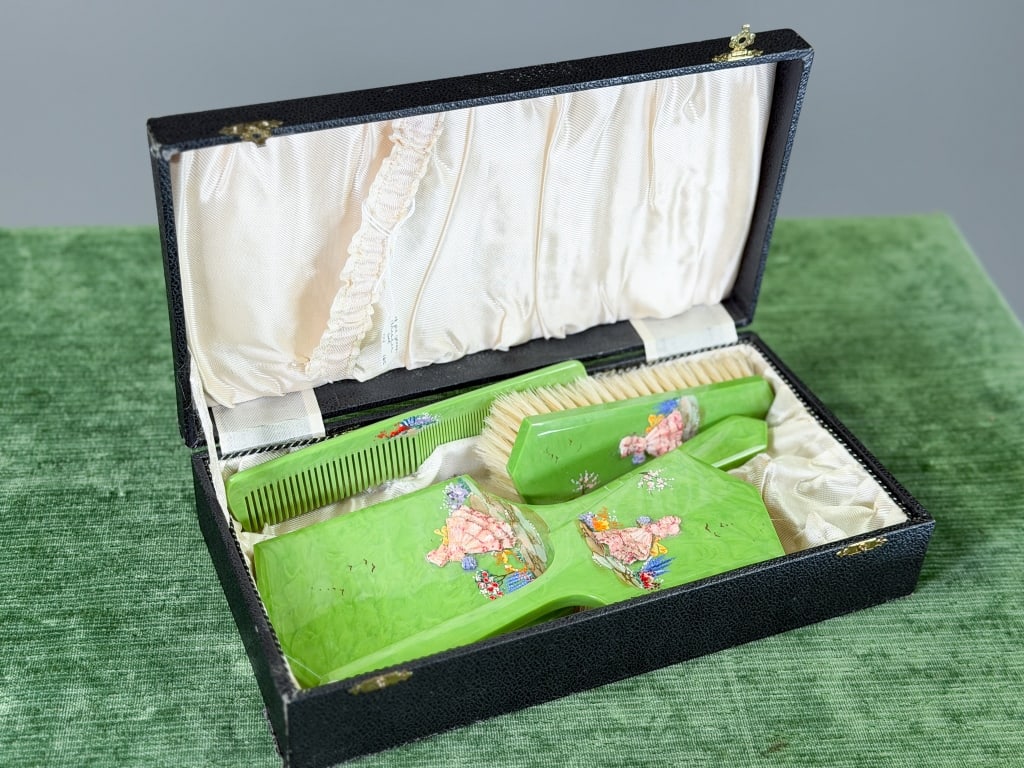 Vintage 1930s Four Piece Bakelite Vanity Set (1 of 9)
