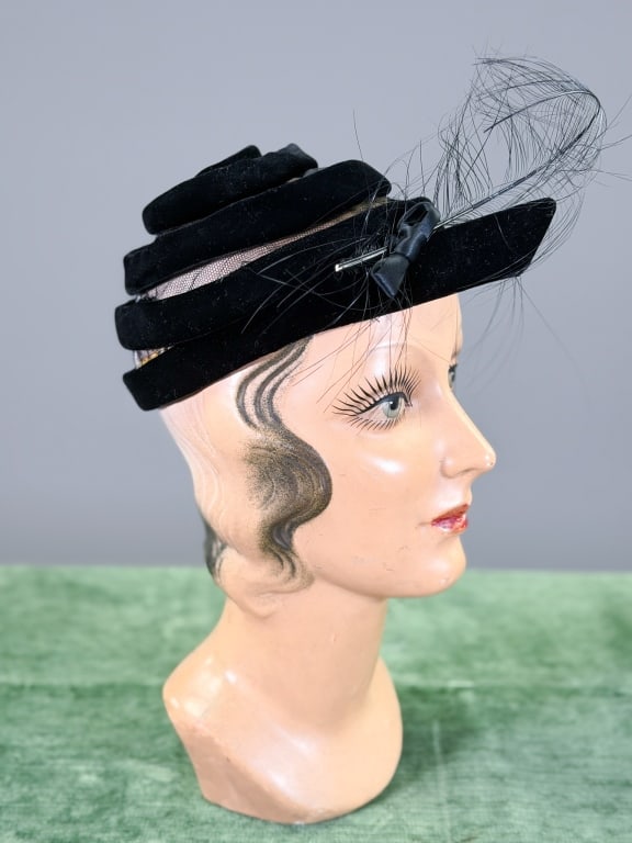 Vintage 1950s Velvet Spiral Ostrich Feather Hat: Vintage 1950s Velvet Net Ostrich Spiral Feather Hat. Labeled De Pinna. Interior circumference measuring approximately 20 inches. From the lifetime collection, fashion archive and business inventory of