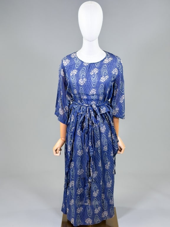 Vintage 1970s Cotton Floral Print 2 PC Skirt Set: Vintage 1970s Cotton Floral Print 2 PC Skirt Set having wrapped top, measuring 44 bust, 17 inches long, 16 inch sleeve length. Skirt having hook closure and measuring 26 inch waist, 32 inches long. Fr