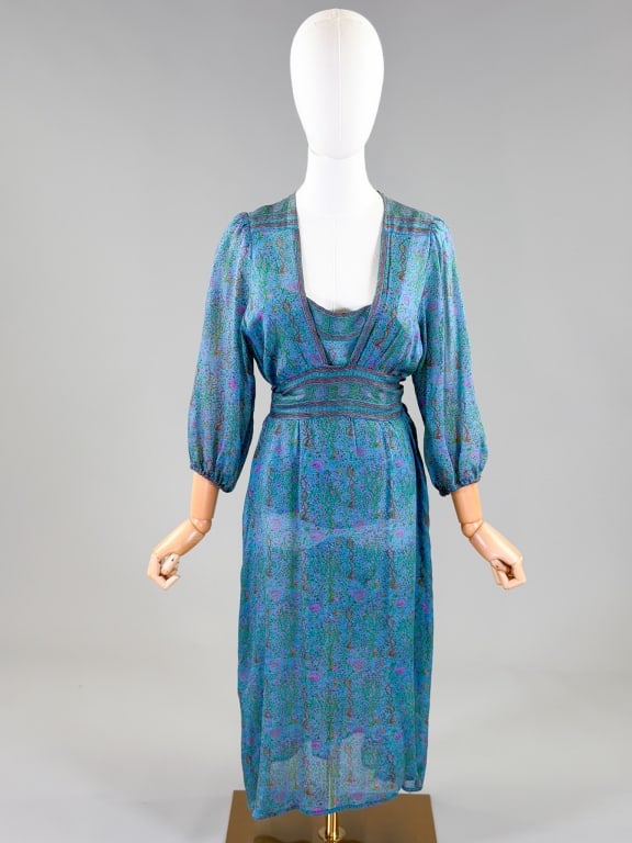Vintage 1970s Serinda Couture Printed Silk Dress: Vintage 1970s Serinda Couture Printed Silk Dress having tie closure at waist with inner slip. Measuring 42 inch bust, 38 inch waist, 45 inches long, 19 inch sleeve length. General wear as shown throug