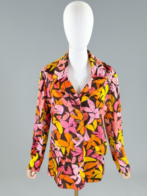 Vintage 1970s Printed Velvet Blazer Jacket: Vintage 1970s Printed Velvet Blazer Jacket having button front closure and two front pockets. Measuring 40 inch bust, 36 inch waist, 28 inches long, 23 inch sleeve length. General wear as shown throug
