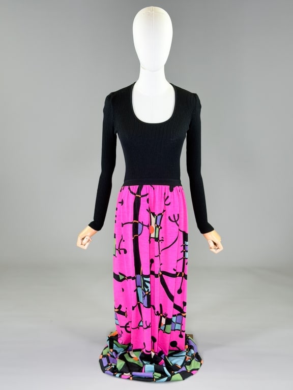 Vintage 1970s Knit Printed Maxi Dress: Vintage 1970s Knit Printed Maxi Dress having back zip closure and stretch throughout. Marked size 8. Measuring 32-42 inch bust, 22-34 inch waist, 60 inches long, 23 inch sleeve length. From the lifeti