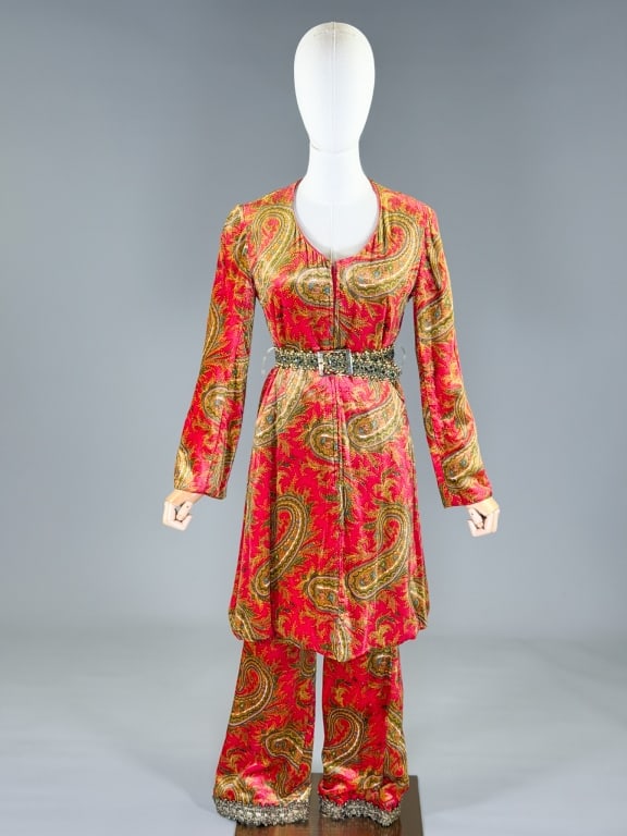 Vintage 1970s Bill Blass Velour Paisley 2 PC Set: Vintage 1970s Bill Blass Velour Paisley 2 PC Pant Set with top having zip front closure and side pockets. Measuring 36 inch bust, 32 inch waist, 37 inches long, 23 inch sleeve length. General wear as 