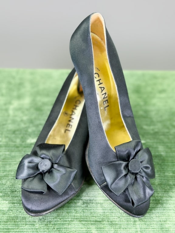 Vintage 1980s Chanel Silk Satin Pumps Heels: Vintage 1980s Chanel Silk Satin Pumps Heels having bow detail at toe. Approximately size 8/8.5. General wear as shown throughout. Measuring approximately 10 inches heel to toe. From the lifetime colle