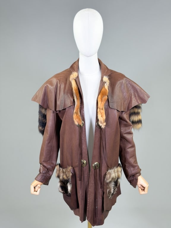 Vintage 1980s Leather Western Fur Trimmed Jacket: Vintage 1980s Leather Western Fur Trimmed Jacket having no closures at center front. Labeled Foxrun. Marked size 5/6. Measuring 31 inches long, 23 inch sleeve length. From the lifetime collection, fas