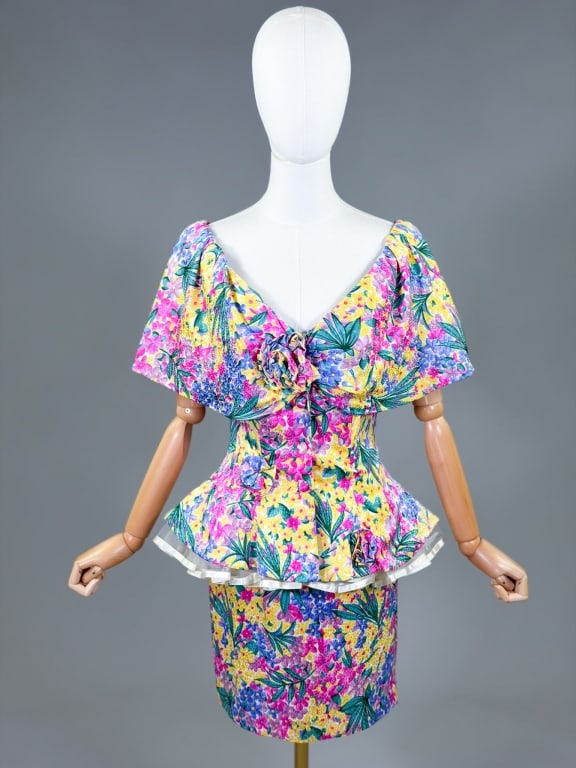 Vintage 1980s Saint Romei Silk Floral Set: Vintage 1980s Saint Romei Silk Floral Two Piece Set having top with snap front closure. Measuring 34 inch bust, 28 inch waist, 24 inches long, 9 inch sleeve length. Skirt with elastic waist and back z