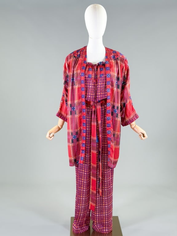 Vintage 1980s 2 PC Printed Jumpsuit Jacket Set: Vintage 1980s 2 PC Printed Jumpsuit Jacket Set having jumpsuit measuring 24-44 inch bust, 20-40 inch waist, 54 inch total length. Jacket measuring 33 inches long, 17 inch sleeve length. From the lifet