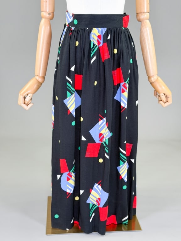 Vintage 1980s Cotton Printed Skirt: Vintage 1980s Cotton Printed Skirt having side zip closure. Measuring 26 inch waist, 33 inches long. From the lifetime collection, fashion archive and business inventory of collector and dealer Elaine