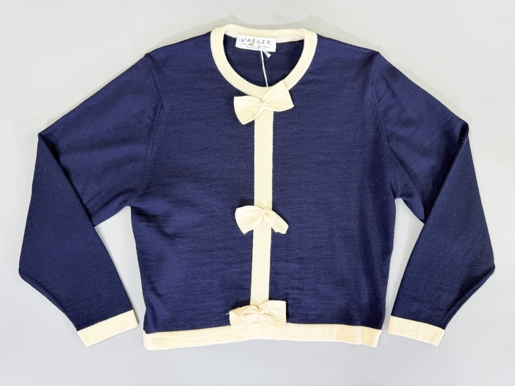 Vintage 1980s Jaeger Wool Knit Bow Sweater Top: Vintage 1980s Jaeger Wool Knit Bow Sweater Top having bow details at front with stretch throughout. Measuring 40-46 inch bust, 20 inches long, 23 inch sleeve length. From the lifetime collection, fash