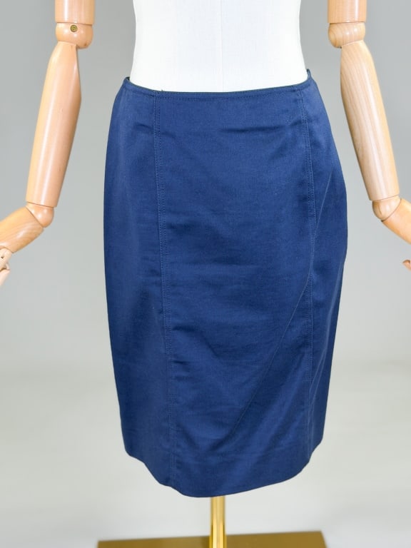 Vintage 1980s Guy Laroche Cotton Pencil Skirt: Vintage 1980s Guy Laroche Cotton Pencil Skirt having side zip closure. Marked size 40. Measuring 28 inch waist, 21 inches long. From the lifetime collection, fashion archive and business inventory of 