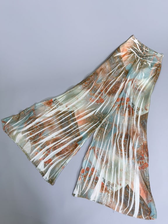 Vintage Paola Poggi Printed Chifon Palazzo Pants: Vintage Paola Poggi Printed Chifon Palazzo Pants having elastic waist. Marked size 36. Measuring 20-38 inches, 11 inch rise, 33 inch inseam. From the lifetime collection, fashion archive and business 