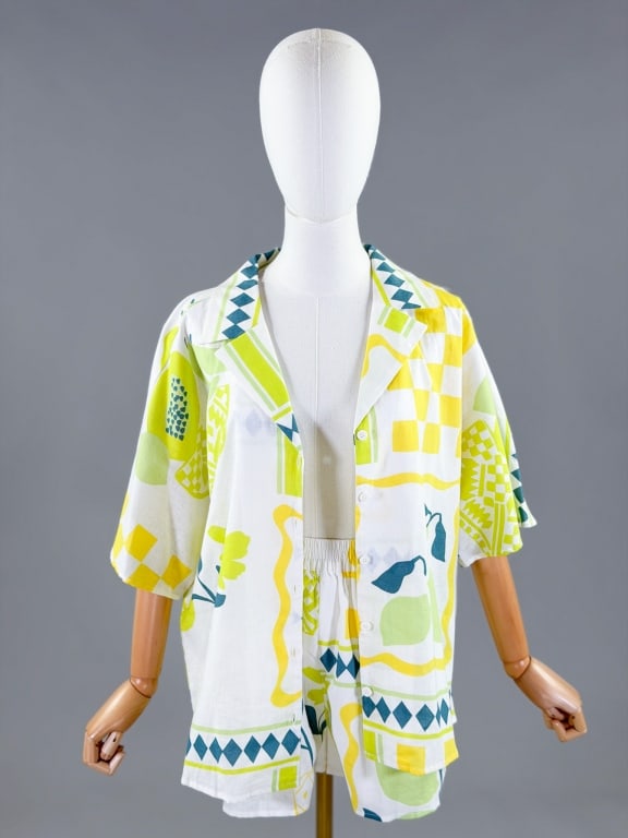 Sabo Linen Blend Tropical 2 PC Shorts Set: Sabo Linen Blend Tropical 2 PC Shorts Set having button front closure. Marked size XS. Top measuring 48 inch chest, 26 inches long, 10 inch sleeve length. Shorts measuring 24-40 inch waist, 15 inches 