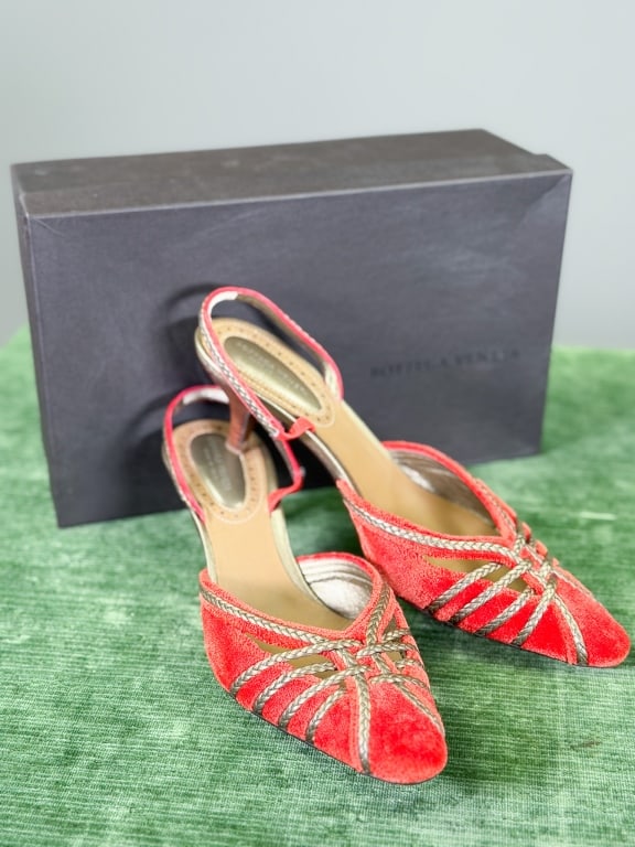 Vintage Bottega Veneta Velvet Slingback Pump Heels: Vintage Bottega Veneta Velvet Slingback Pump Heels having braided leather details throughout with elastic ankle strap. Marked size 37. Measuring approximately 10 inches heel to toe. Original box inclu