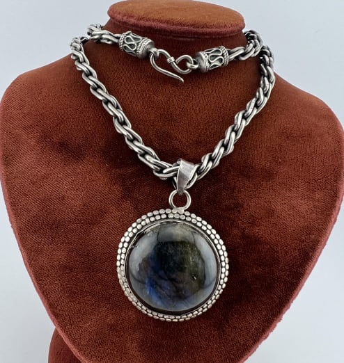 Heavy Sterling Etruscan Necklace w Labradorite: Heavy Sterling Silver Etruscan Revival Style Necklace w Labradorite Necklace Pendant. Clasp is hallmarked. Chain alone weighs approximately 48 grams and measures nearly 19 inches in length. From the l