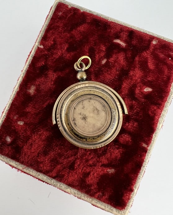 Antique 19th C Dendritic Agate Spinner Fob Pendant: Antique 19th C Dendritic Agate Spinner Fob Pendant. Watch chain fob or necklace pendant. One with side dendritic agate and one side with moss agate. Measures 1.5 inches in length.