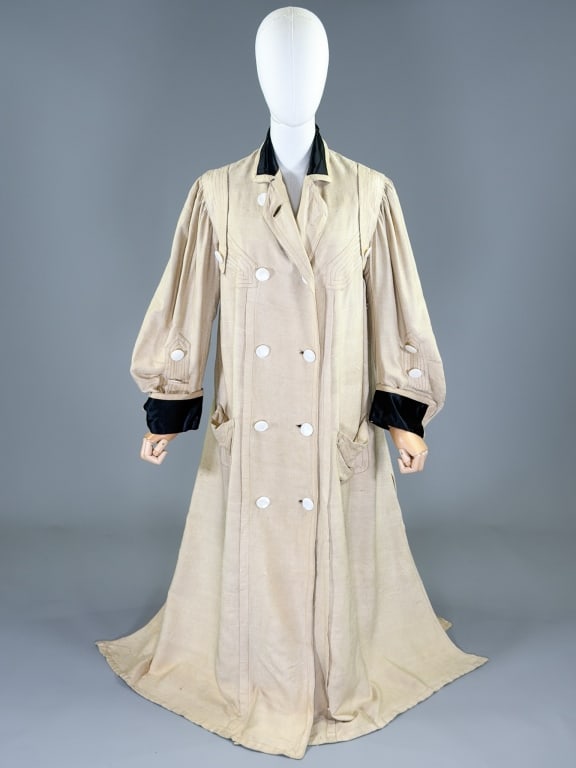 Antique Edwardian 1900s Linen Motoring Duster Coat: Antique Edwardian 1900s Linen Motoring Duster Coat having button front closure with two front pockets and satin collar and cuffs. Measuring 42 inch bust, 50 inches long, 23 inch sleeve length. General