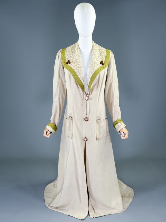 Antique Edwardian 1900s Linen Motoring Duster Coat: Antique Edwardian 1900s Linen Motoring Duster Coat having button front closure with two front pockets and soutache detail at collar. Measuring 36 inch bust, 32 inch waist, 48 inches long, 22 inch slee
