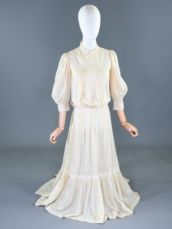 Antique Edwardian Silk Lace 2 PC Lawn Tea Set: Antique Edwardian Silk Lace Two Piece Lawn Tea Set having top with hooks down center back. Measuring 34 inch bust 30 inch waist, 20 inches long, 18 inch sleeve length. Skirt closing with hook at cente