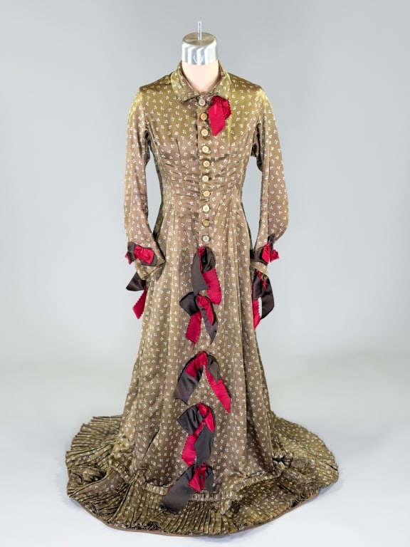 Antique Victorian 1880s Silk Clover Dressing Gown: Antique Victorian Era 1880s Silk Clover Dressing Gown having clover print throughout, ribbon details with two front pockets and bustle back. Measuring 32 inch bust, 28 inch waist, 50 inch front length