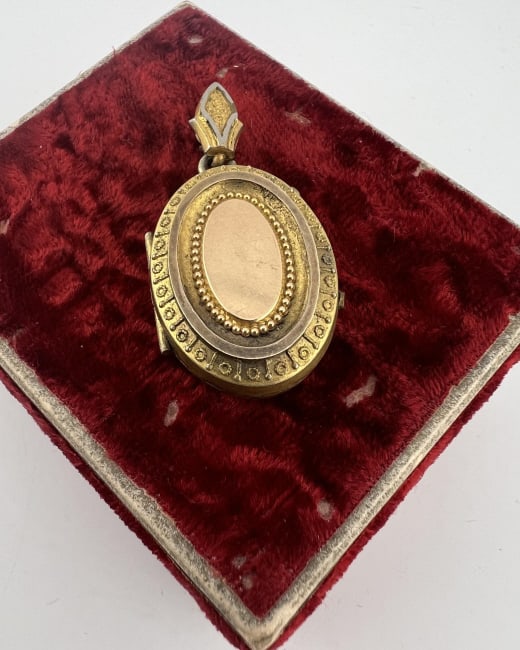 Antique 19th Combination 10kt & Gold Filled Locket: Antique 19th Victorian Era Combination 10kt & Gold Filled Locket Necklace Pendant. Etruscan Revival style locket in yellow gold filled with halo of 10kt gold on front and back as well as central oval 