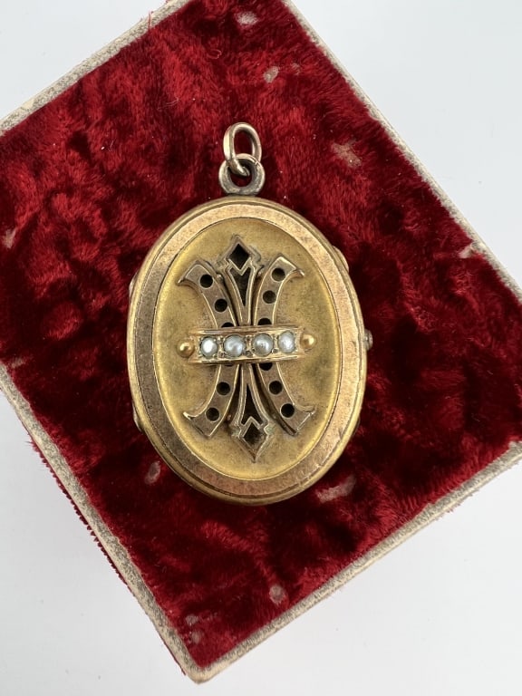 Antique 19th C Gold Filled & Seed Pearl Set Locket: Antique 19th C Gold Filled & Seed Pearl Set Locket Necklace Pendant. Interior with two oval glass panels. Measures 1.75 inches in length.