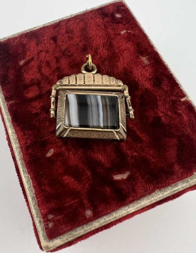 Antique 19th C Gold Fill Banded Agate Spinner Fob: Antique 19th C Gold Fill Banded Agate Spinner for Watch Chain Fob or Necklace Pendant. One side with banded black and white agate, one side with carnelian. Measures just over 1.25 inches in length.