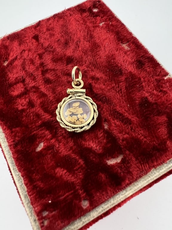 Estate Gold Filled Nugget Filled Shaker Locket: Estate Yellow Gold Filled Nugget Filled Shaker Locket Necklace Pendant or Charm. Gold filled case with "crystal" front and back panels, nuggets inside. Measures just under 1 inch in length. Bail marke