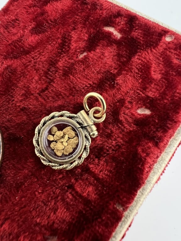 Estate Gold Filled Nugget Filled Shaker Locket: Estate Yellow Gold Filled Nugget Filled Shaker Locket Necklace Pendant or Charm. Gold filled case with "crystal" front and back panels, nuggets inside. Measures just under 1 inch in length. Bail marke