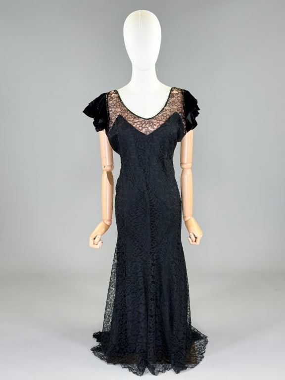 Vintage 1930s Floral Lace Velvet Gown Dress: Vintage 1930s Floral Lace Velvet Gown Dress having no closures, slides over head, velvet sleeves. Measuring 32-38 inch bust, 28-36 inch waist, 50 inches long, 4 inch sleeve length. General wear as sho