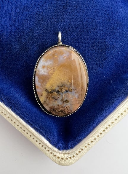 Vintage Sterling Silver & Specimen Agate Pendant: Vintage Sterling Silver & Specimen Agate Pendant. Stamped STER on the back. Measures 1.5 inches in length.