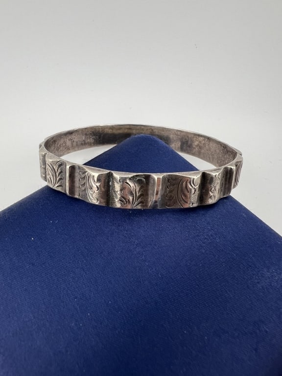 Antique Chased 800 Silver Bangle Bracelet: Antique Chased 800 Silver Bangle Bracelet. Hallmarked 800 and with makers mark. Design resembling open book pages / ripple design with chased scrollwork engraving. Measures just under 2.75 inches acro