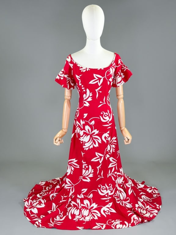 Vintage 1950s Alfred Shaheen Hawaiian Muumuu Dress: Vintage 1950s Alfred Shaheen Hawaiian Muumuu Dress having back zip closure and slight trained hem. Measuring 36 inch bust, 28 inch waist, 53 inch front length, 58 inch back length, 4 inch sleeve lengt