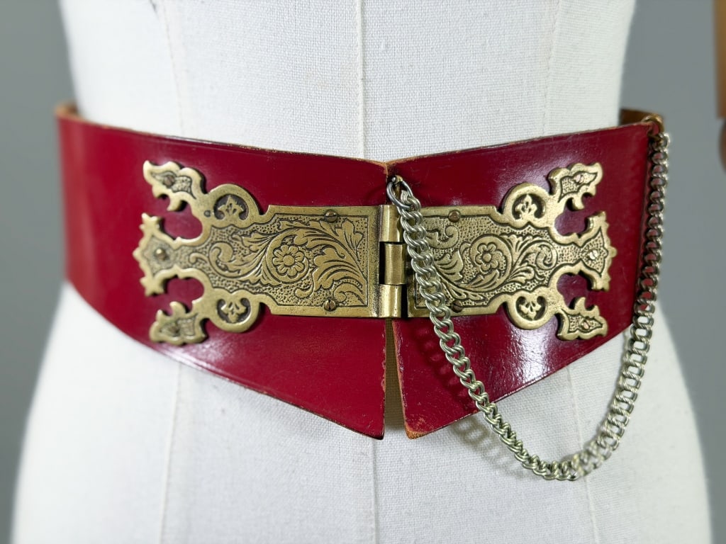 Vintage 1950s Victorian Style Leather Waist Belt: Vintage 1950s Victorian Style Leather Waist Belt having metal lock closure at front with chain. Measuring approximately 27 inch waist. General wear as shown throughout.