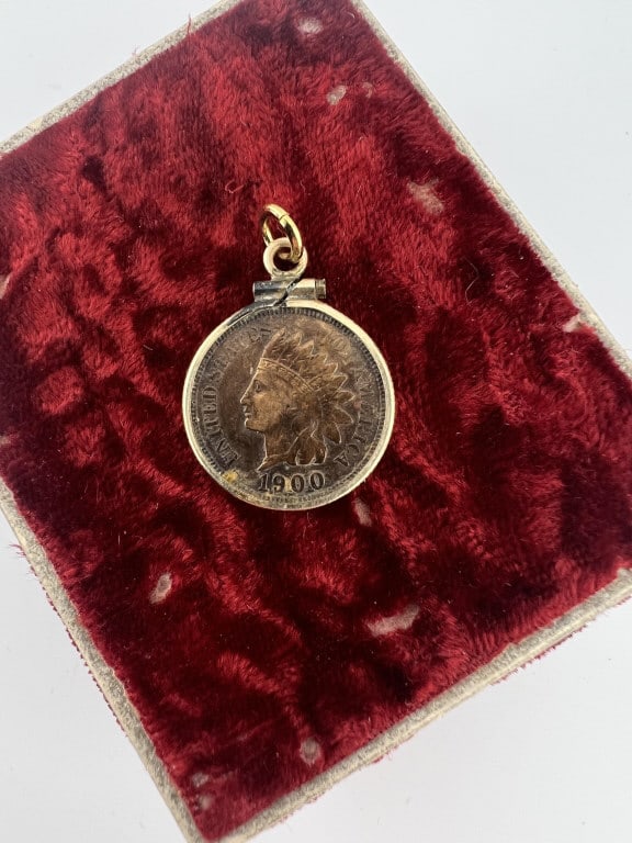 Estate Gold Filled Pendant w Real 1900 Indian Head: Estate Yellow Gold Filled Pendant w Real 1900 Indian Head Penny. Bail is hallmarked for gold filled. Measures 1.25 inches in length with the bail.