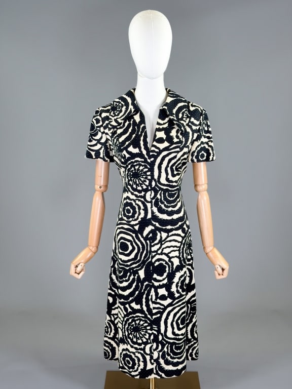 Vintage 1970s Adele Simpson Floral Shift Dress: Vintage 1970s Adele Simpson Floral Shift Dress having back zip closure and collar at neck. Measuring 38 inch bust, 32 inch waist, 42 inches long, 7.5 inch sleeve length.